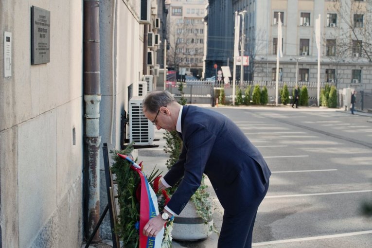 Macut polaže venac Zoranu Đinđiću