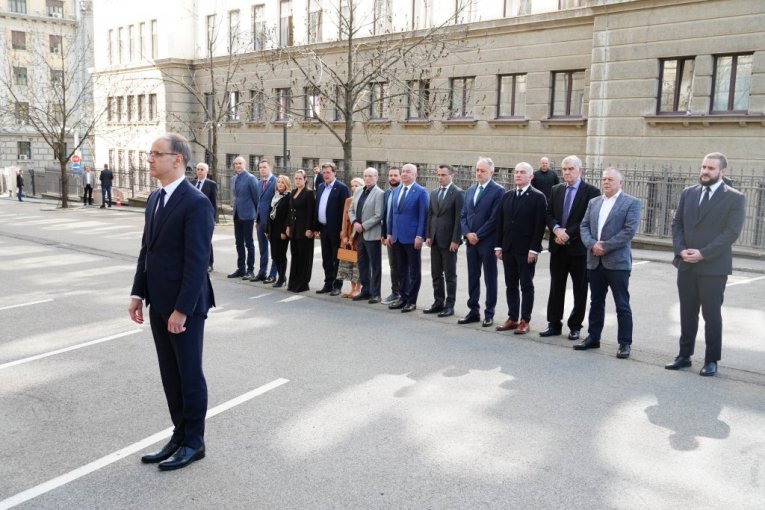 Macut polaže venac Zoranu Đinđiću