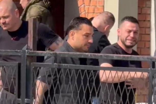 PRVA IZJAVA DARKA LAZIĆA NA DAN SAHRANE BRATA: Obratio se pokojnom Draganu - OVE REČI lede krv u žilama! (FOTO)