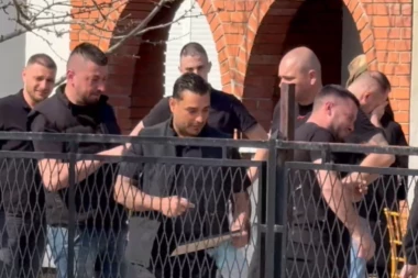 DARKO LAZIĆ IZABRAO FOTOGRAFIJU POKOJNOG BRATA ZA SAHRANU, OVO ĆE BITI PORED KOVČEGA: Pevač se vratio iz bolnice, pa zapomagao na sav glas!