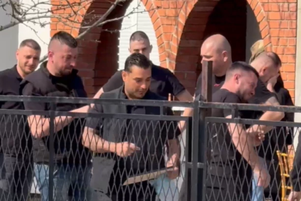 DARKO LAZIĆ IZABRAO FOTOGRAFIJU POKOJNOG BRATA ZA SAHRANU, OVO ĆE BITI PORED KOVČEGA: Pevač se vratio iz bolnice, pa zapomagao na sav glas!