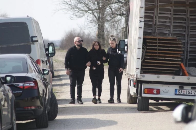 DEČKO BRANKE LAZIĆ HITNO STIGAO IZ BEČA: Majka tragično nastradalog Dragana jedva stoji na nogama, sve vreme je pridržava!