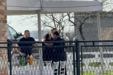 UPLAKANI DARKO LAZIĆ SE SRUŠIO KOLEGAMA U ZAGRLJAJ! Evo ko je danas stigao u porodični dom, ne mogu da obuzdaju suze zbog tragedije! (VIDEO)