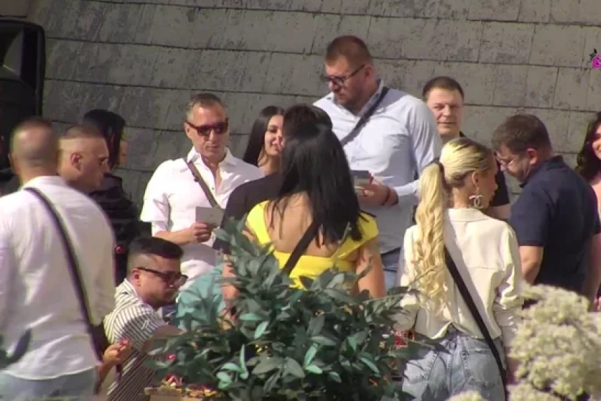 JANJUŠ GRCA U SUZAMA NA PROSLAVI ROĐENDANA: Čestitka koju je dobio od brata i roditelja ga potpuno DOTUKLA! (VIDEO)