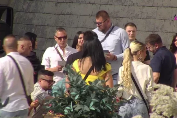 JANJUŠ GRCA U SUZAMA NA PROSLAVI ROĐENDANA: Čestitka koju je dobio od brata i roditelja ga potpuno DOTUKLA! (VIDEO)