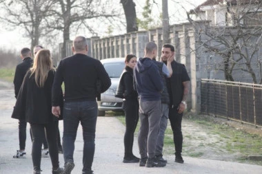 DARKO LAZIĆ JEDVA STOJI NA NOGAMA, PEVAČICA GA SNAŽNO ZAGRLILA! Pruža podršku prijatelju u najtežim trenucima! (VIDEO)