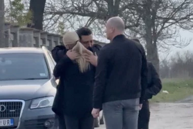 DARKO LAZIĆ SE SLOMIO PRED ILDOM ŠAULIĆ! Pevačica mu potrčala u zagrljaj, ZAJEDNO JECAJU pred pustom kapijom! (VIDEO, GALERIJA)