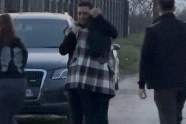 BIVŠA DARKOVA VERENICA SLOMLJENA ZBOG DRAGANOVE SMRTI! Marina stigla u Brestač, pa mu uplakana pala u zagrljaj (VIDEO)