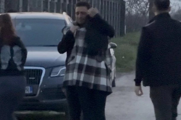 BIVŠA DARKOVA VERENICA SLOMLJENA ZBOG DRAGANOVE SMRTI! Marina stigla u Brestač, pa mu uplakana pala u zagrljaj (VIDEO)