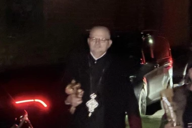 SVEŠTENIK STIGAO U DOM DARKA LAZIĆA! Potresne scene u Brestaču!