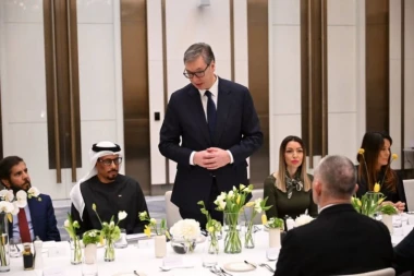 "KAO ŠTO DELIMO HLEB SA NAŠIM PRIJATELJIMA, DELIMO I DOBRA I TEŠKA VREMENA!" Vučić prisustvovao iftar večeri na poziv ambasade UAE!