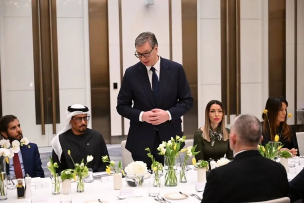"KAO ŠTO DELIMO HLEB SA NAŠIM PRIJATELJIMA, DELIMO I DOBRA I TEŠKA VREMENA!" Vučić prisustvovao iftar večeri na poziv ambasade UAE!