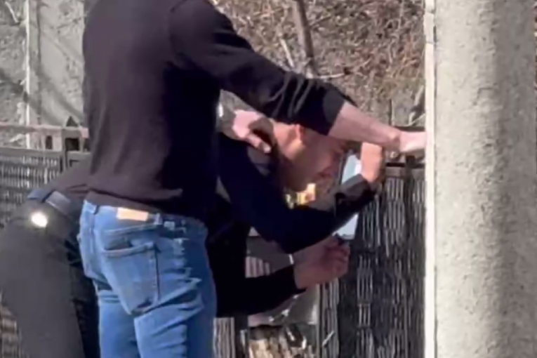 Darko Lazić plače nad umrlicom pokojnog Dragana Lazića