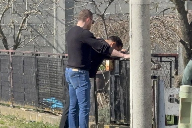 Darko Lazić plače nad umrlicom pokojnog Dragana Lazića