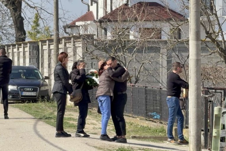 Darko Lazić plače nad umrlicom pokojnog Dragana Lazića