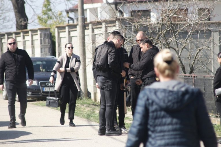 Prijatelji doneli štap za pecanje