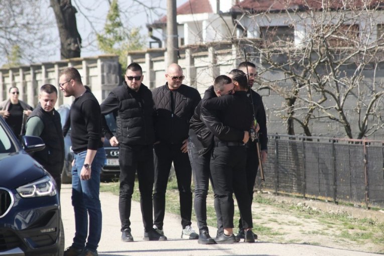 Prijatelji doneli štap za pecanje