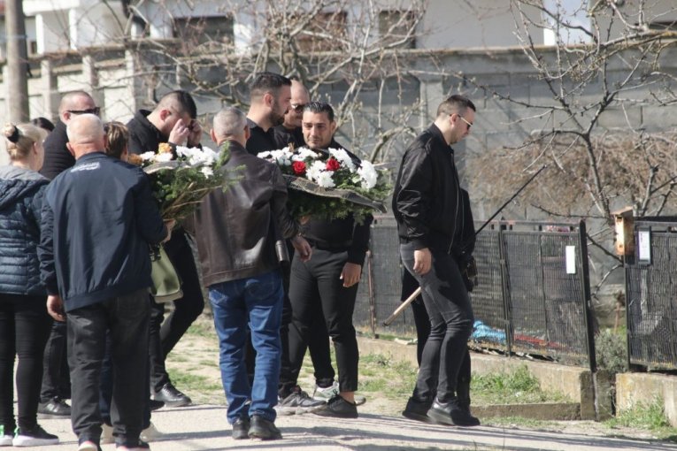 Prijatelji doneli štap za pecanje