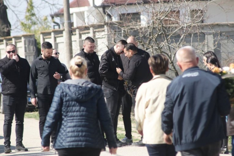 Prijatelji doneli štap za pecanje