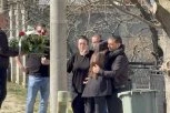 UPLAKANI DARKO LAZIĆ SE SRUŠIO BIVŠOJ ŽENI U ZAGRLJAJ! Razarajuća scena na dan Draganove sahrane, prizor ispred kuće će vam naterati suze na oči! (VIDEO)