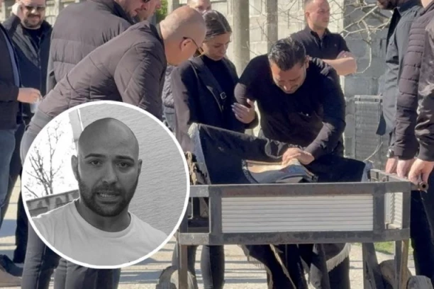 DARKO LAZIĆ U JAUCIMA DOČEKAO KOLICA ZA KOVČEG POKOJNOG BRATA, PA MOLIO DA GA NE ODNOSE! Najpotresnija scena pred sahranu, pevač zapomaže na sav glas!