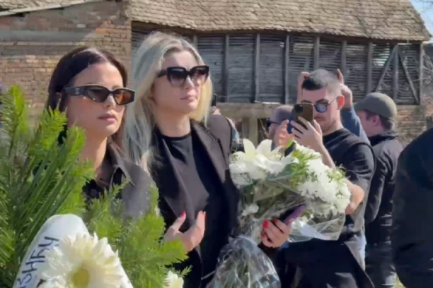 MILICA PAVLOVIĆ NA SAHRANU BRATA DARKA LAZIĆA DONELA OGROMAN VENAC: Tužna slika iz Brestača, pevačica slomljena od bola!