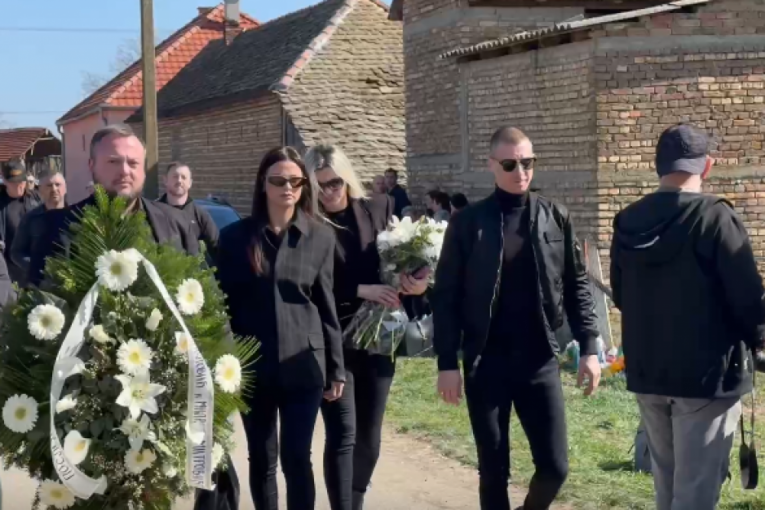 Milica Pavlović na sahrani brata Darka Lazića