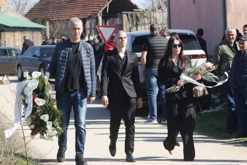 Estradnjaci na sahrani brata Darka Lazića