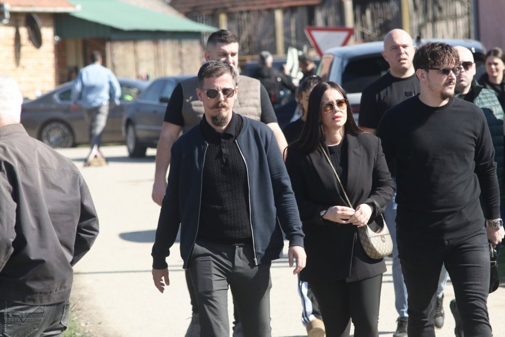 Estradnjaci na sahrani brata Darka Lazića