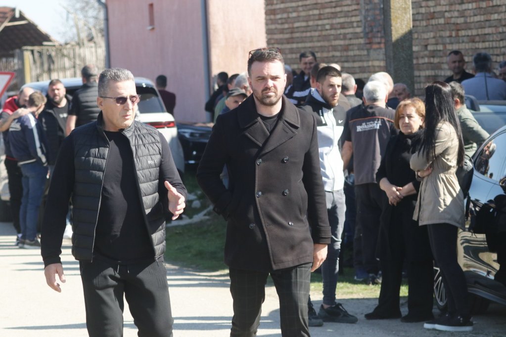 Estradnjaci na sahrani brata Darka Lazića