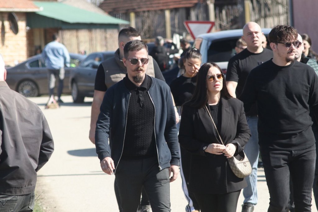 Estradnjaci na sahrani brata Darka Lazića