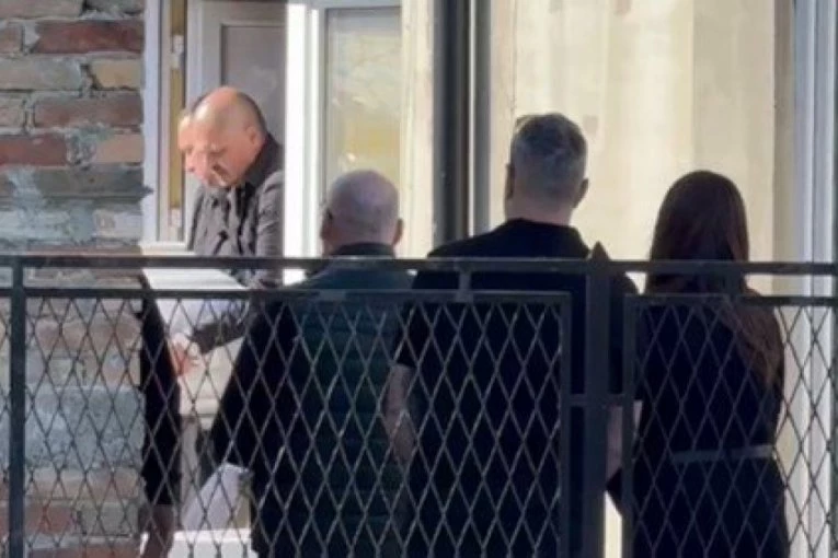 IZNET SANDUK SA TELOM POKOJNOG BRATA DARKA LAZIĆA! Totalno blokiran Brestač, ulicama odzvanjaju stravični jauci! (VIDEO)