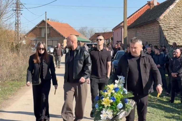 Aleksandra Prijović na sahrani brata Darka Lazića