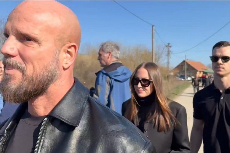 Aleksandra Prijović na sahrani brata Darka Lazića