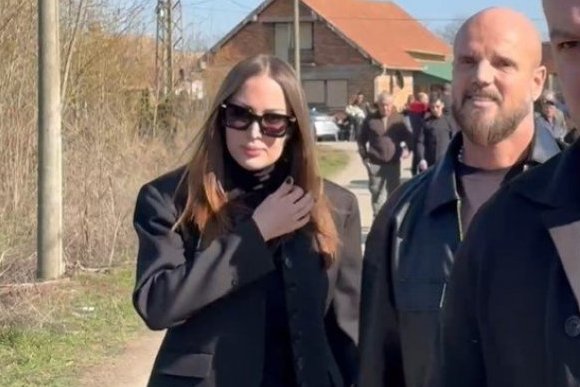 Aleksandra Prijović na sahrani brata Darka Lazića