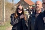 POTRESNA SCENA NA SAHRANI BRATA DARKA LAZIĆA: Aleksandra Prijović JECA na sav glas, kolega se ne odvaja od nje! (VIDEO)