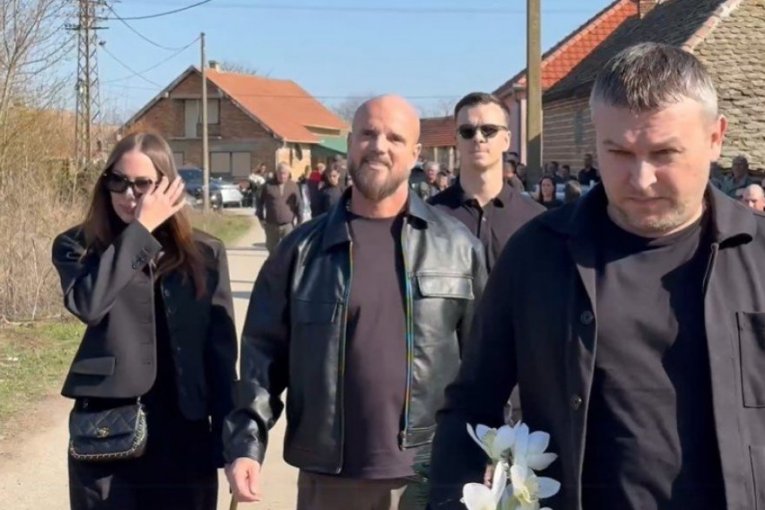 Aleksandra Prijović na sahrani brata Darka Lazića