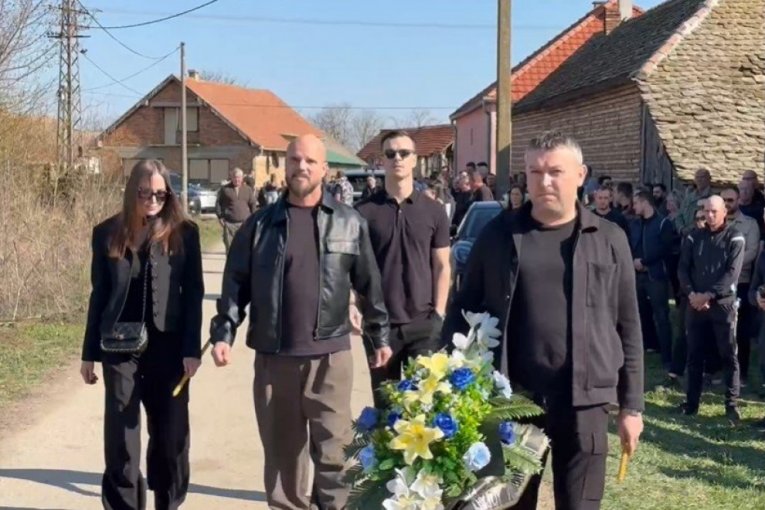 Aleksandra Prijović na sahrani brata Darka Lazića