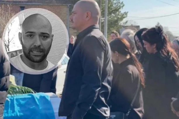 UDOVICI DRAGANA LAZIĆA SE SLOŠILO PRED SAHRANU, JECA NA SAV GLAS KRAJ SANDUKA: Najbliži je pridržavaju, jedva stoji! (VIDEO)