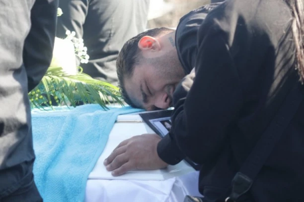 DARKO LAZIĆ PAO NA KOVČEG POKOJNOG BRATA: Kroz jecaje ispustio VAPAJ: "BRATE, NE DAM TE"