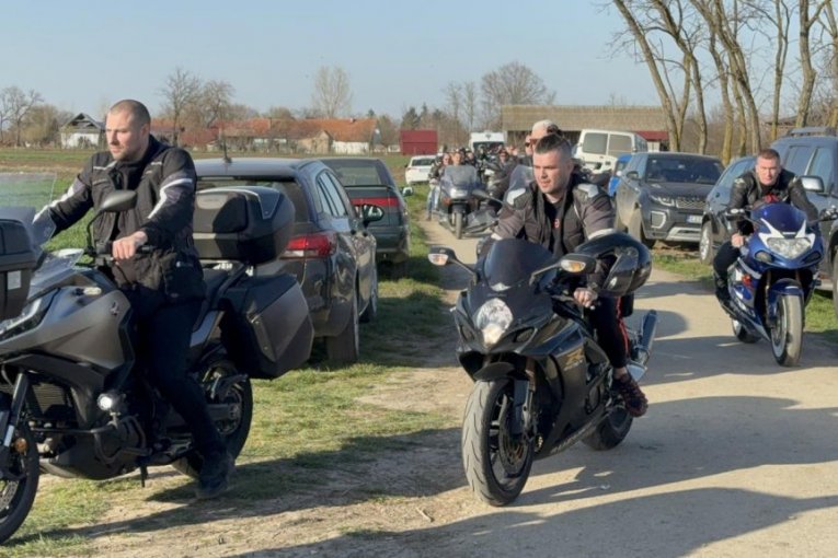 Bajkeri na sahrani Dragana Lazića