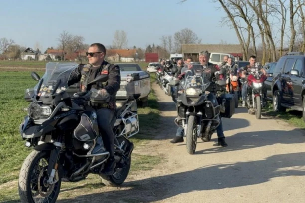 ZAGRMELI MOTORI ZA DRAGANA! Potresne scene u Brestaču: Kolona bajkera stigla ispred crkve, stotine ljudi u suzama ispraća brata Darka Lazića!