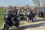 ZAGRMELI MOTORI ZA DRAGANA! Potresne scene u Brestaču: Kolona bajkera stigla ispred crkve, stotine ljudi u suzama ispraća brata Darka Lazića!