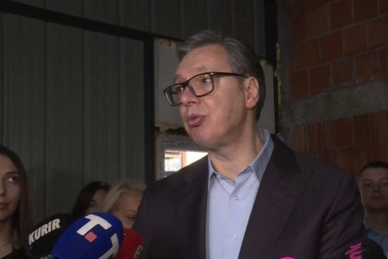 "NEĆU NA VEČERU, SAMO NA RAKIJU"! Vučić obilazi destileriju porodice Ivović u Kopljarima, već obišao Šumadijski kutak - u 17 časova veliki skup SNS! (FOTO, VIDEO)