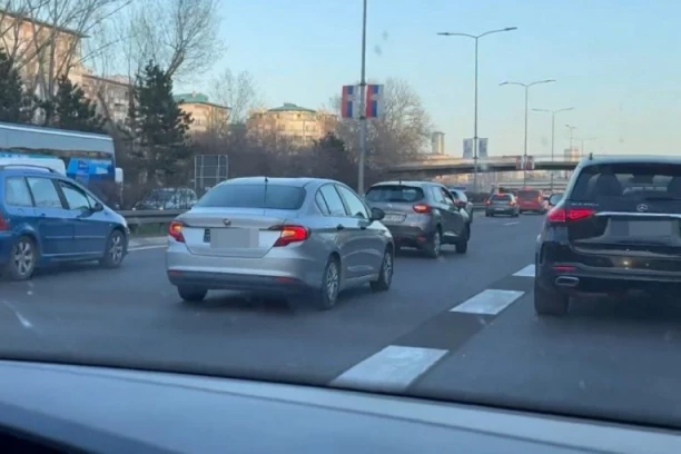 HAOS NA AUTO-PUTU KOD ARENE! Sudar dva automobila blokirao saobraćaj! (VIDEO)