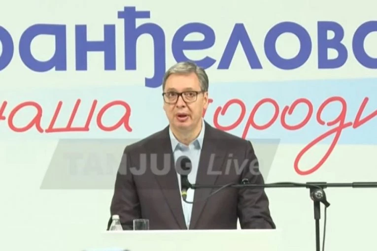 VUČIĆ SE OBRAĆA NA SKUPU SNS U ARANĐELOVCU! Salom se ori "ACO SRBINE"! (FOTO, VIDEO)