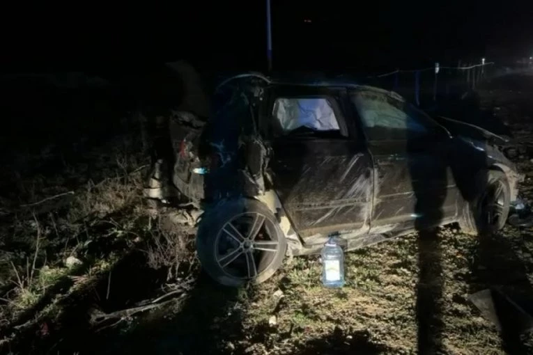 "AUDI" ZGUŽVAN, VIŠE POVREĐENIH! Prve slike sa mesta stravične nesreće kod Novog Pazara - UDARIO U ZNAK PORED PUTA, PA SE DIREKTNO SUDIRAO SA KAMIONOM! (FOTO)