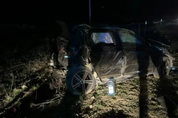 "AUDI" ZGUŽVAN, VIŠE POVREĐENIH! Prve slike sa mesta stravične nesreće kod Novog Pazara - UDARIO U ZNAK PORED PUTA, PA SE DIREKTNO SUDIRAO SA KAMIONOM! (FOTO)