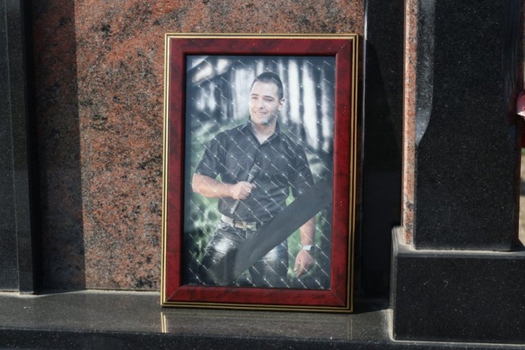 Potresan prizor na grobu Brankice Lazić