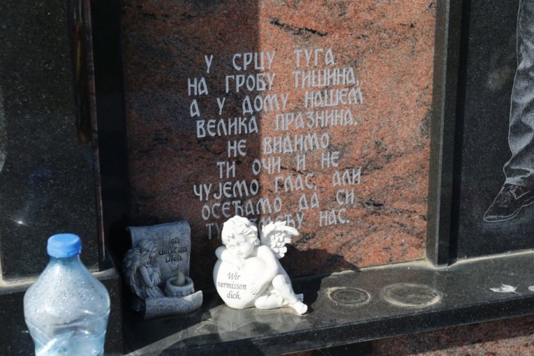 Potresan prizor na grobu Brankice Lazić